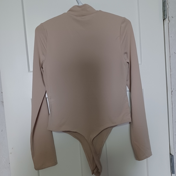 Ladies pin under top - Picture 2 of 4